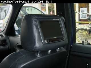 showyoursound.nl - Multimedia inbouw - big S - scherm.jpg - Heres a picture of the Alpine monitor mounted in the headrest.